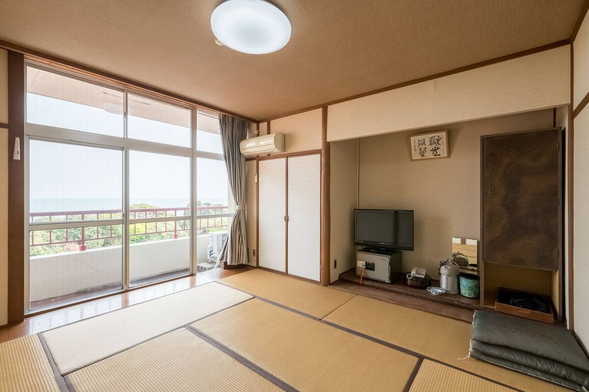 Traditional Room, Smoking, Shared Bathroom (Japanese Style, 3 Guests) | Wi-fi percuma 