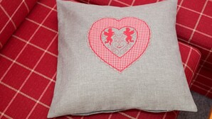 A pillow with a heart-shaped embroidery on a red and white checkered fabric. - Apartment No. 2, Jenner, for 1 to 2 people, 40 sqm, 1 bedroom, balcony (Schönau am Königssee)