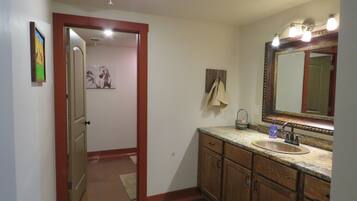 Doccia, asciugacapelli, asciugamani, sapone