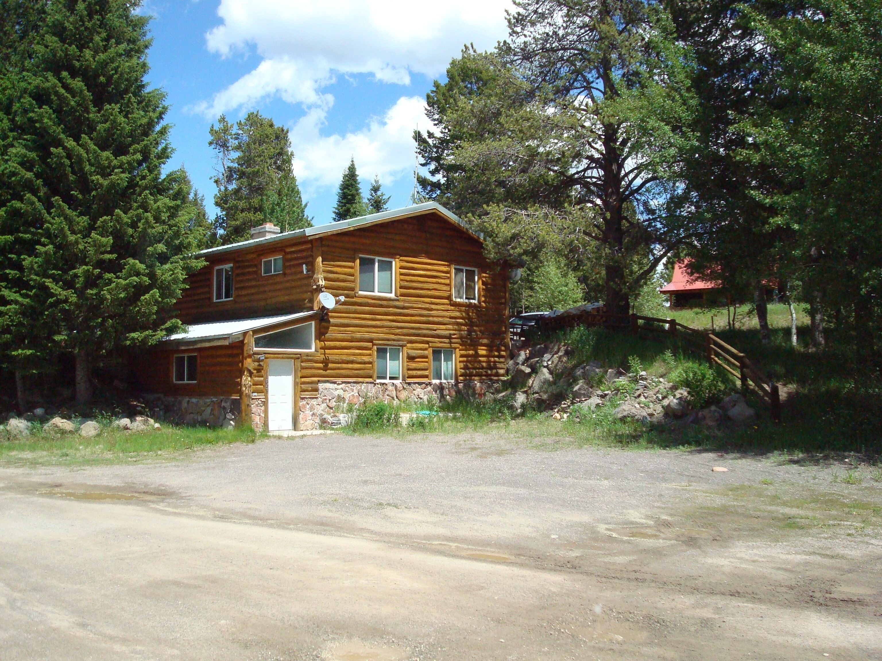 NEW LISTING | 8 miles from Yellowstone! | Parking for Toys! | Grill & Firelplace