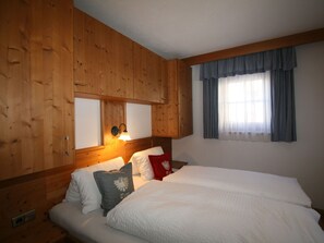 5 bedrooms, travel cot, WiFi, bed sheets