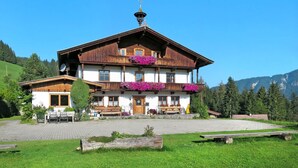 A traditional wooden building with balconies, a wooden staircase, and a clear view of the surrounding greenery and mountains. - Stunning private villa for 41 guests with WIFI, TV and terrace (Wildschönau)