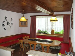 Dining - Nice apartment for 8 people with WIFI, TV, terrace and pets allowed (Imst)