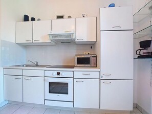 Réfrigérateur, micro-ondes, four