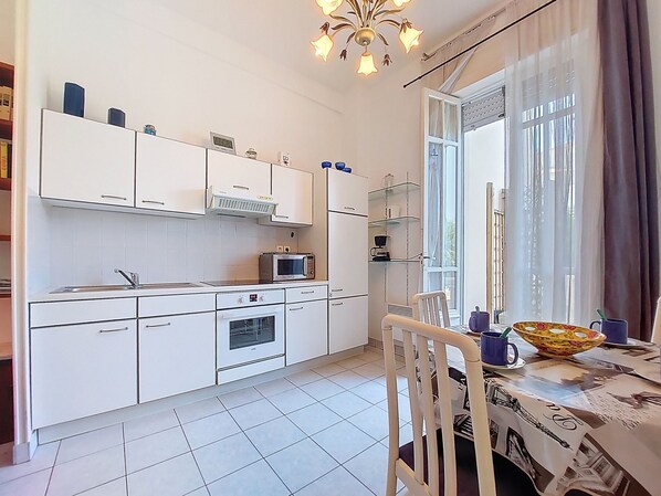 Réfrigérateur, micro-ondes, four