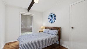 5 bedrooms, iron/ironing board, WiFi - The Beach Hive - Inlet Side Inverloch (INVERLOCH)