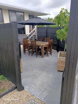 Outdoor dining - Central Restful Warkworth Home (Warkworth)