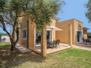 Outdoor dining - Stunning private villa for 12 guests with WIFI, private pool, A/C, TV and terrace (Sant Llorenç Des Cardassar)