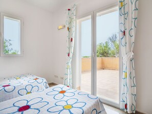 6 bedrooms, iron/ironing board, travel cot, free WiFi