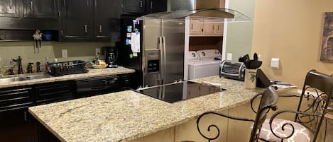 Kylskåp, mikrovågsugn, ugn och spishäll