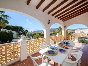 Outdoor dining - Wonderful private villa for 12 guests with private pool, A/C, WIFI, TV, terrace and pets allowed (Benissa)