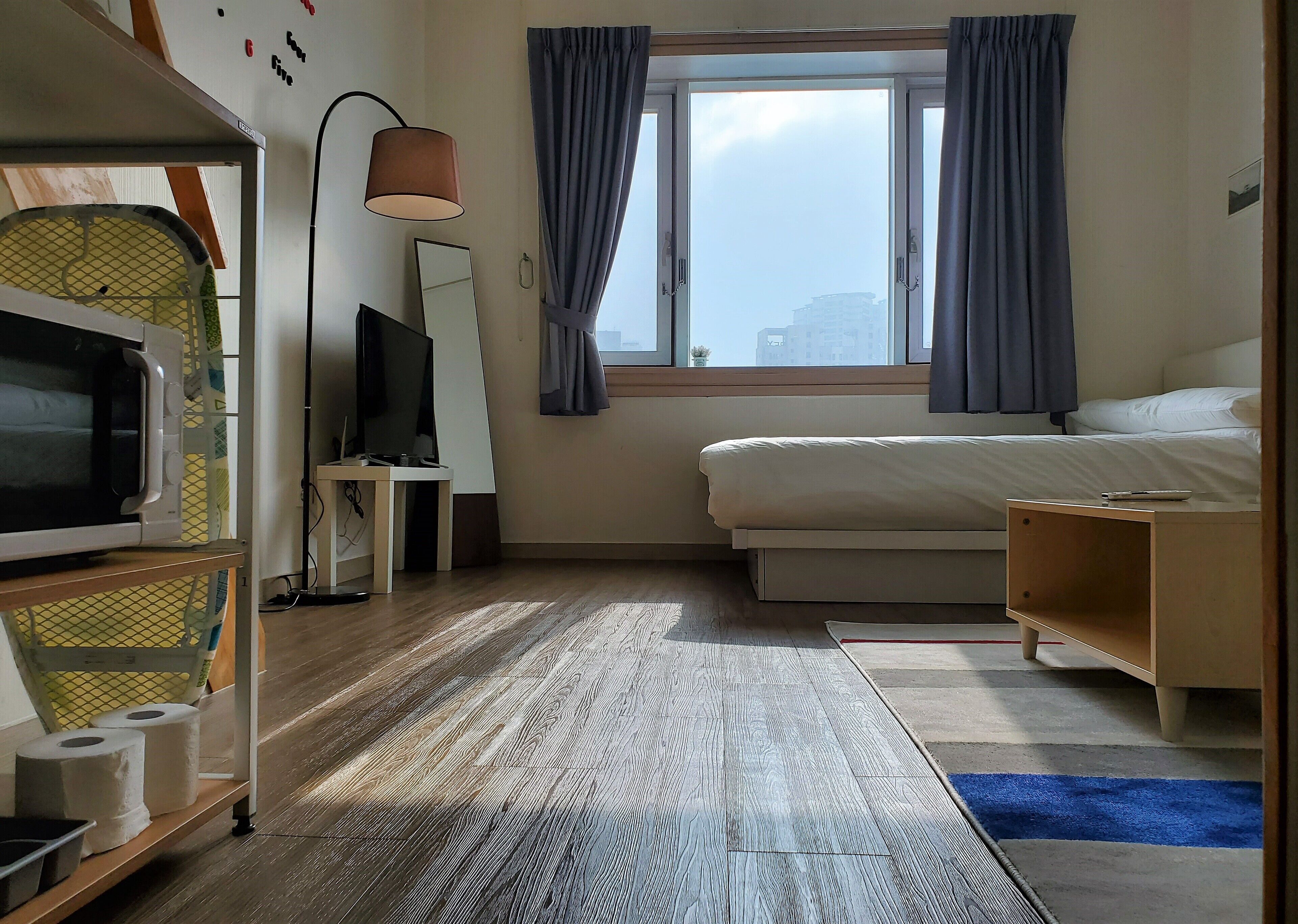 Studio Keluarga | Meja kerja, tirai kedap cahaya, kedap suara, dan setrika/meja setrika