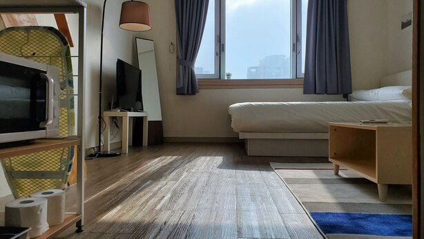 Studio dành cho gia đình | Bàn, màn/rèm cản sáng, phòng cách âm, bàn ủi/dụng cụ ủi quần áo 