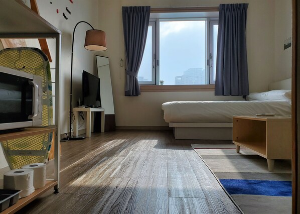 Family Studio | Desk, blackout drapes, soundproofing, iron/ironing board - Modern Studio (Seoul)