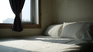 Escritorio, cortinas blackout y sistema de insonorización 