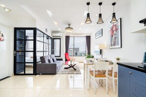 Leilighet, 2 soverom | Safe på rommet, skrivebord, skrivebord for bærbar PC og lydisolert