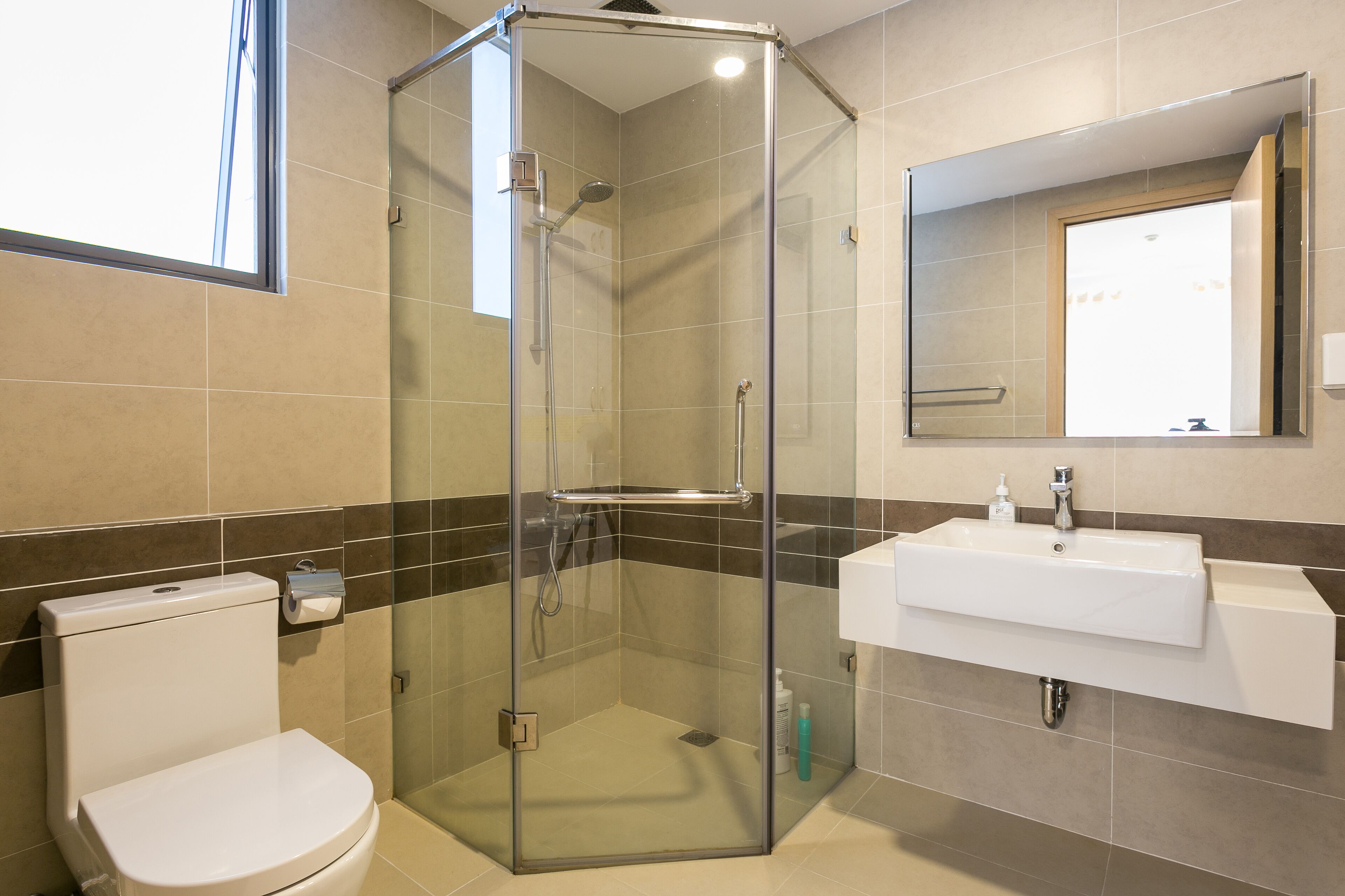 Dusche, Haartrockner, Hausschuhe, Handtücher