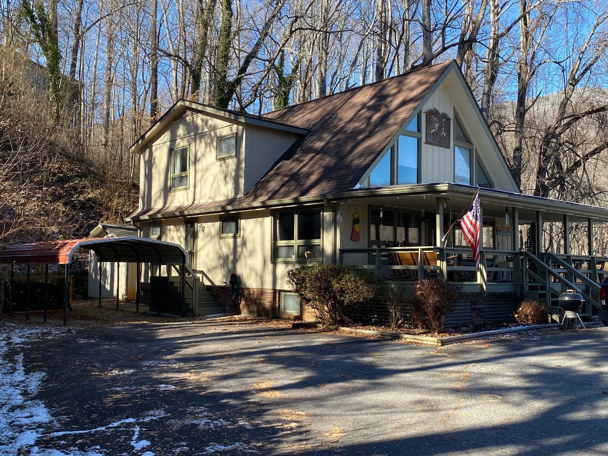 Quaint Mountain Chalet situated above Maggie Valley Country Club