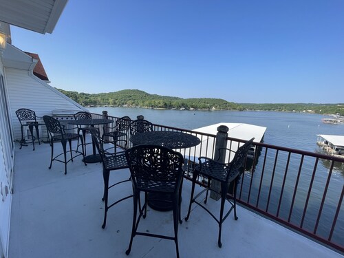 4 bed / 3 bath Lakeview Condo