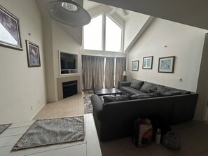 Smart TV, fireplace