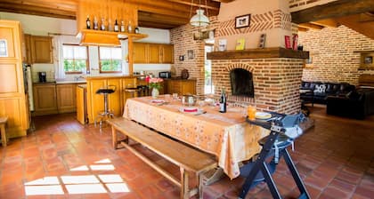 Stunning private villa for 8 people with WIFI, private pool, TV, terrace, pets allowed and parking