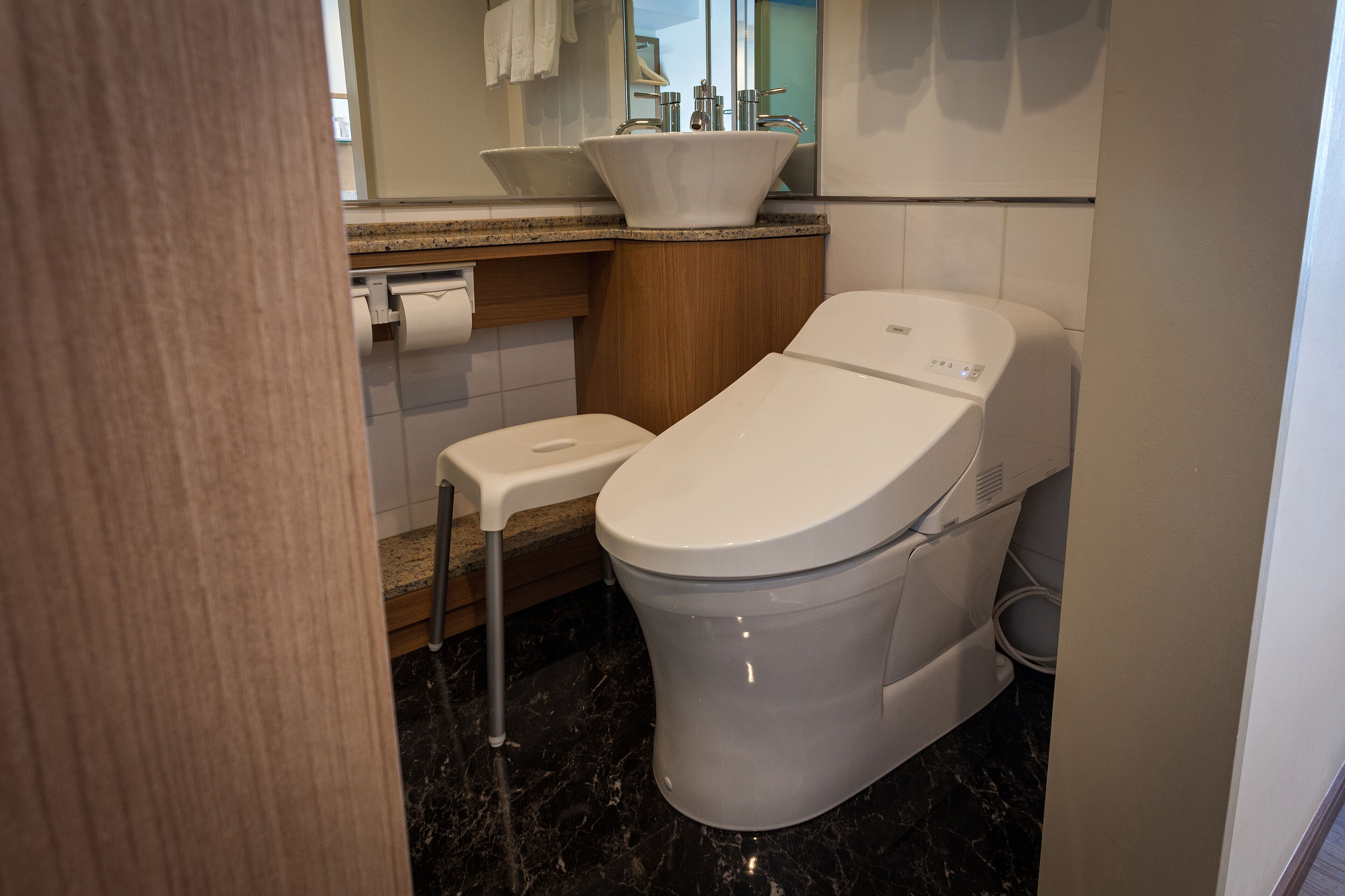 Ein modernes Badezimmer mit Toilette, Bidet und Waschbecken.