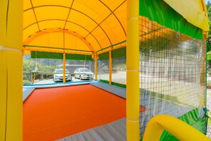 Zona de juegos infantil al aire libre