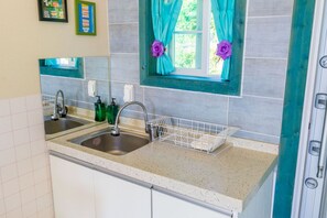 Chambre (Rosemary) | Coin cuisine privé | Grand réfrigérateur, micro-ondes, plaque de cuisson