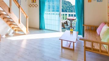 Rosemary Room | Living area | Flat-screen TV