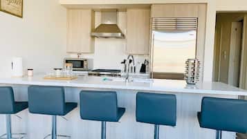 Mikrowelle, Ofen, Geschirrspüler, Wasserkocher mit Kaffee-/Teezubehör