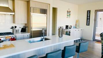 Microwave, oven, dishwasher, coffee/tea maker