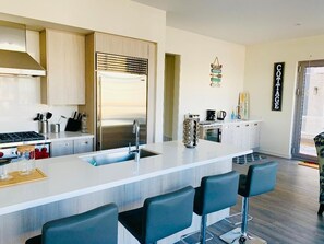 Microwave, oven, dishwasher, coffee/tea maker