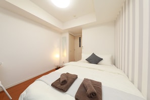 1 chambre, bureau, rideaux occultants, fer et planche à repasser