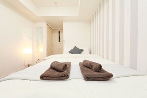 1 quarto, escrivaninha, cortinas blackout, ferros/tábuas de passar roupa