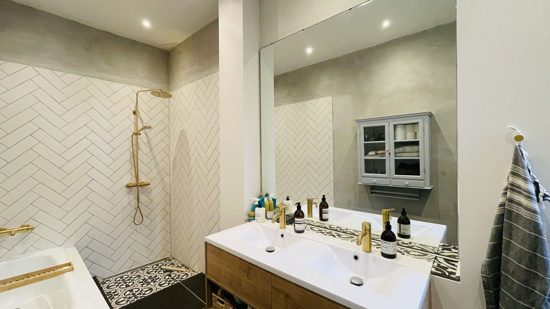 Bathtub, hair dryer