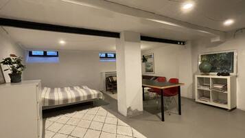 2 bedrooms, iron/ironing board, free WiFi