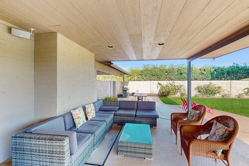 Large home w/ a full kitchen, furnished patio, & private, outdoor pool