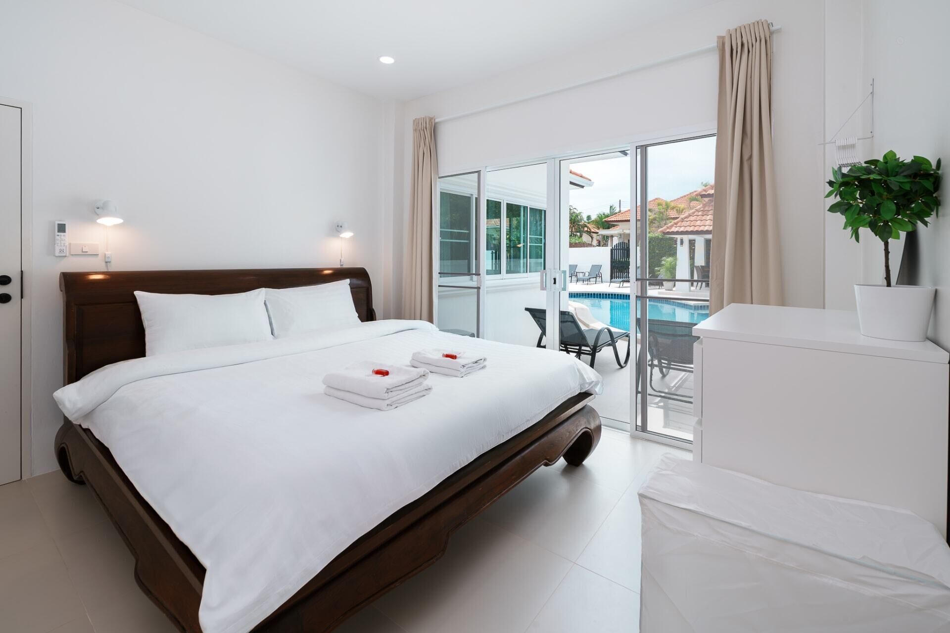 5 bedrooms, iron/ironing board, WiFi, bed sheets