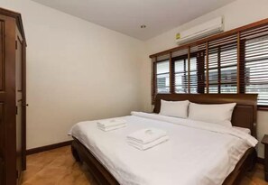4 bedrooms, iron/ironing board, WiFi, bed sheets