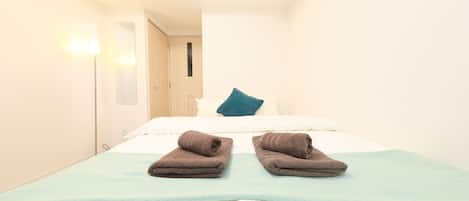 1 chambre, bureau, rideaux occultants, fer et planche Ă repasser