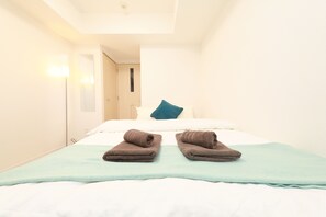 1 chambre, bureau, rideaux occultants, fer et planche à repasser