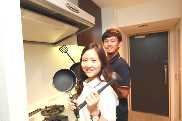 Fridge, microwave, stovetop, electric kettle - IBASHO Shibuya Dogenzaka 903 (Tokyo)