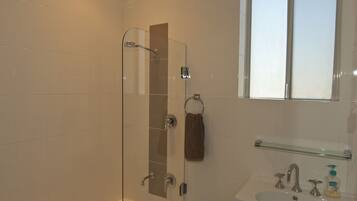Private Vacation Home | Bathroom shower