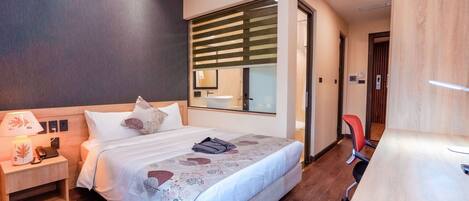 Luxe tweepersoonskamer, 1 queensize bed | Een minibar, een kluis op de kamer, individueel gemeubileerd, een bureau