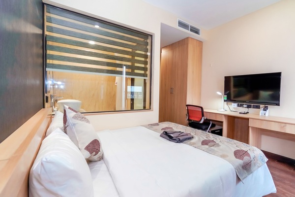 Habitación de lujo doble, 1 cama de matrimonio | Minibar, caja fuerte, escritorio y espacio para trabajar con un portátil