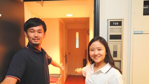 A hallway with a red carpet, a mail slot with the number 706, and a door at the end. - IBASHO Shibuya Dogenzaka 907 (Tokyo)