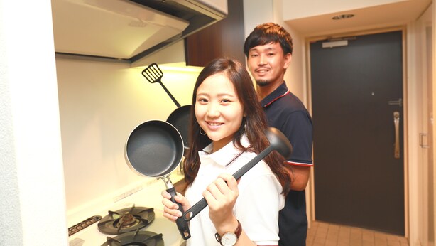 A kitchen with a stove, a pan, and a spatula. - IBASHO Shibuya Dogenzaka 907 (Tokyo)
