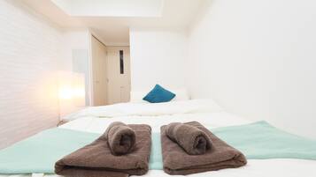 1 bedroom, desk, blackout drapes, soundproofing