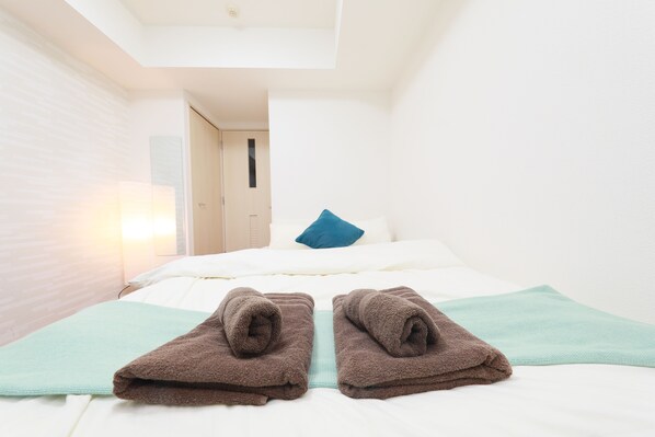 1 bedroom, desk, blackout curtains, soundproofing