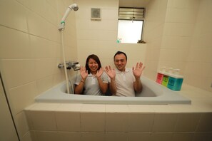 Deep soaking bathtub - IBASHO Shibuya Higashi 604 (Tokyo)